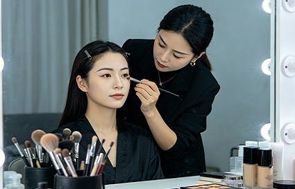 学化妆选对学校有多重要？统丽化妆学员的薪资就是答案