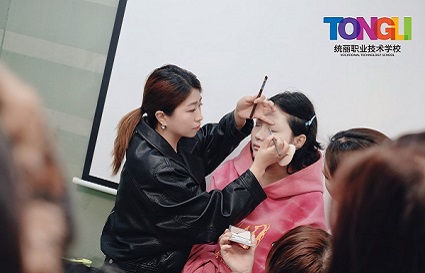 辽宁省学化妆哪家好？统丽学校可上榜！！