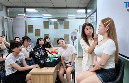 沈阳报个化妆培训班多少钱 统丽学校为例